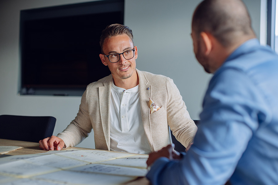 Immobilienexperte im Gespräch bei Nobel & Company – Beratung zu Immobilien in Wesel, Oberhausen und Ratingen