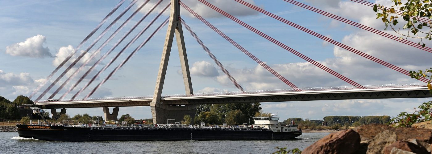 Schrägseilbrücke in Wesel über den Rhein mit Schiff