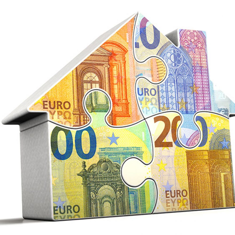 Haus aus Euro-Banknoten als Symbol für Immobilienwert