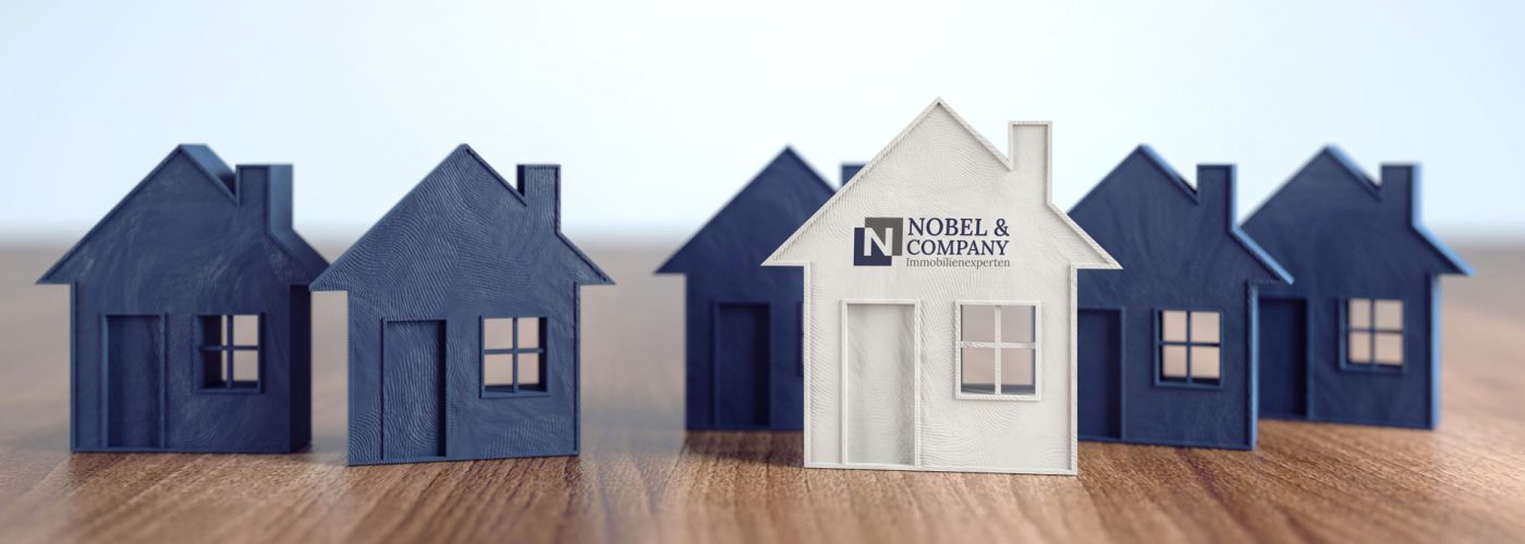 Hausmodelle mit Nobel & Company Logo als Symbol für Immobilienkompetenz