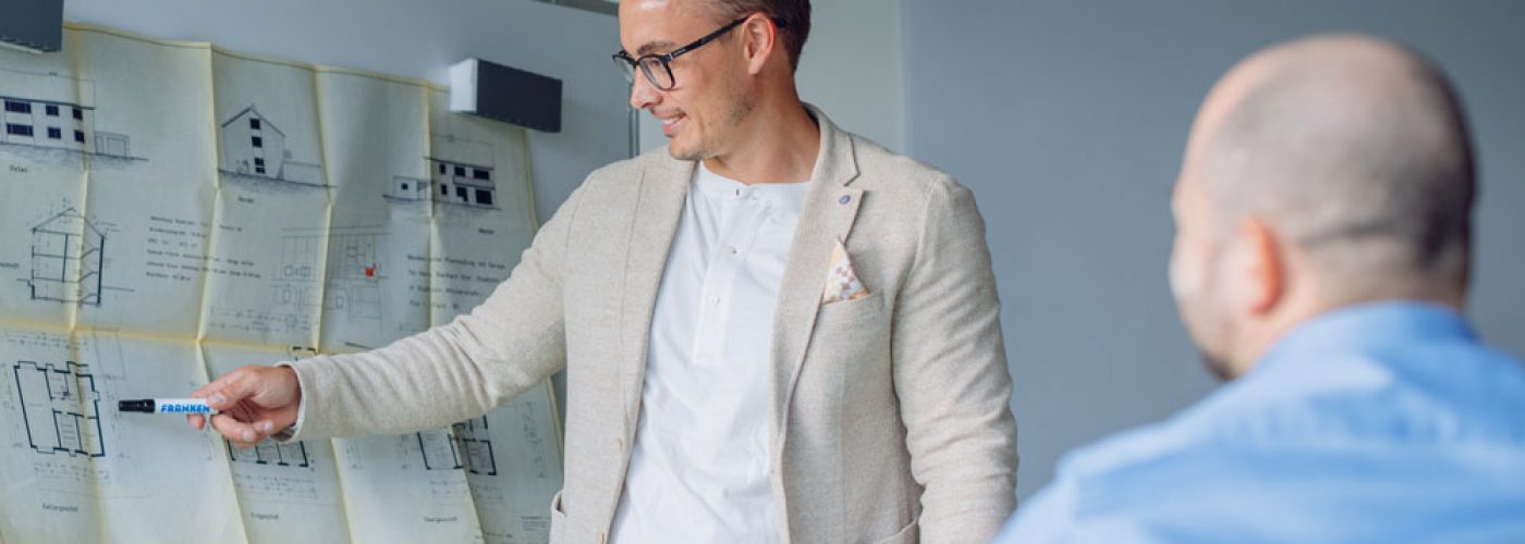 Immobilienexperte im Gespräch bei Nobel & Company – Beratung zu Immobilien in Wesel, Oberhausen und Ratingen