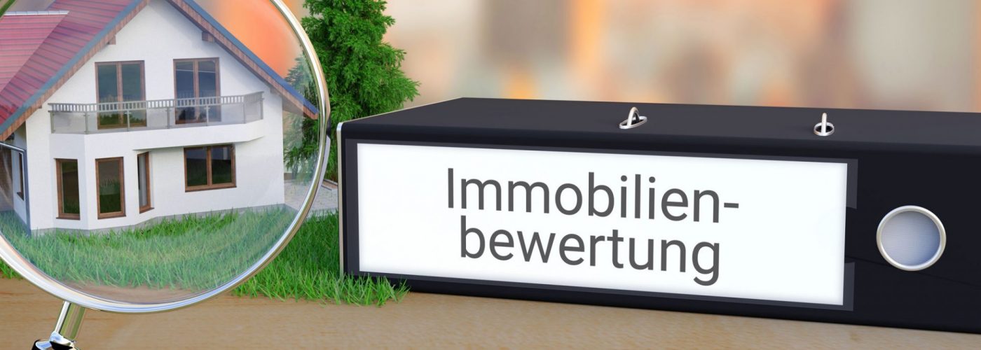 Immobilienbewertung eines Hauses mithilfe einer Lupe